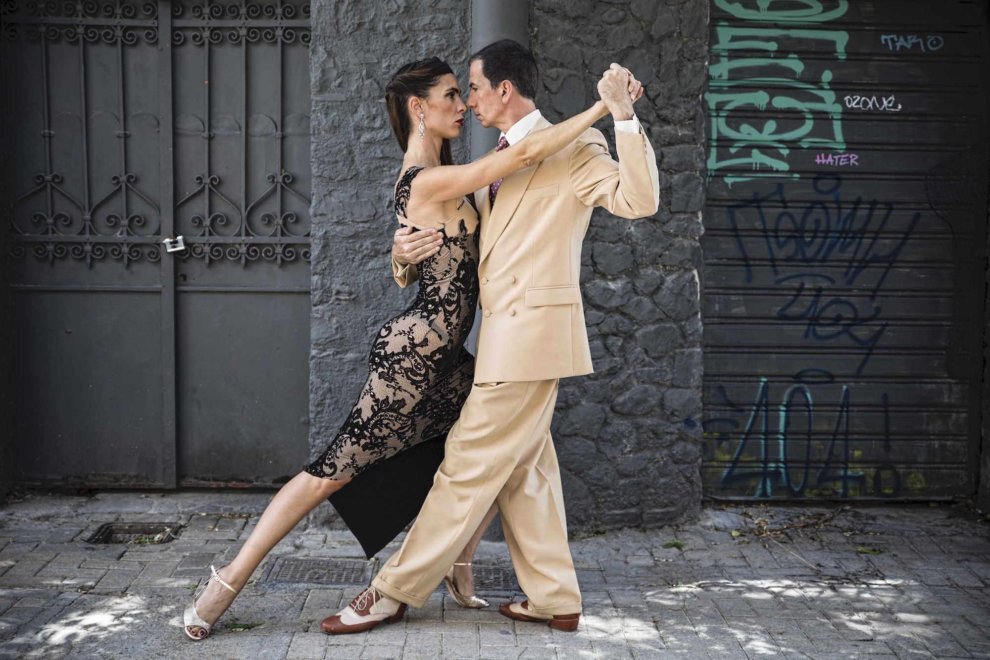 Φωτογραφία των Ariel Perez και Margarita Plessa χορεύουν tango σε έναν δρόμο.