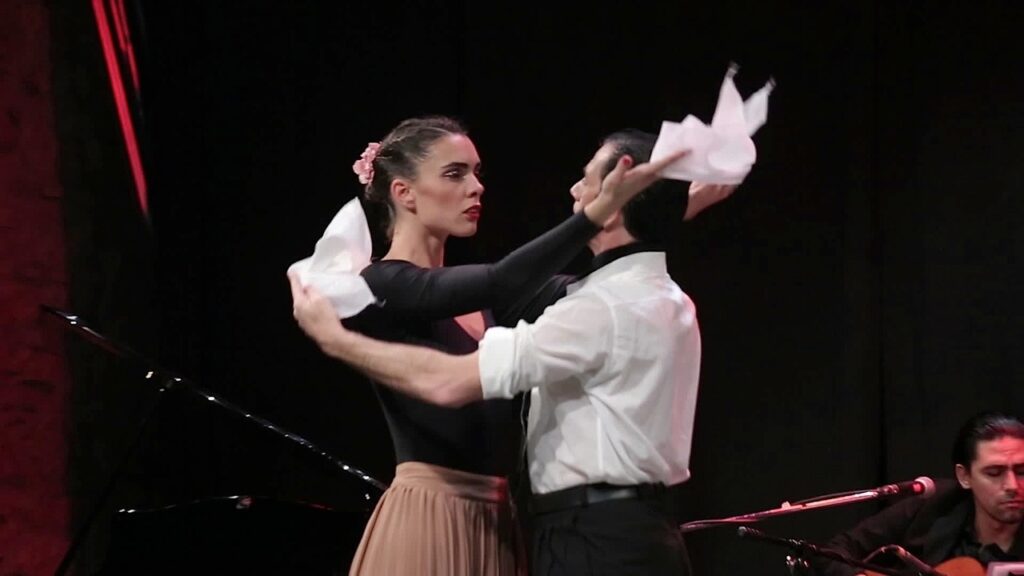 Ο Ariel Perez και η Margarita Plessa χορεύουν zamba κρατώντας μαντίλια στα χέρια τους.